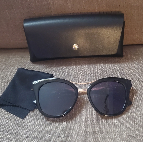 Guess Accessories - Guess Sunglasses w 😎 case and cleansing cloth